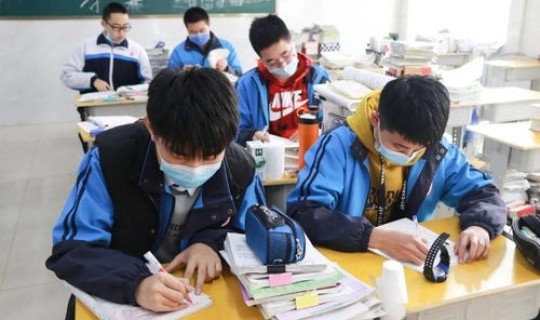 河北高校学生疫情(两省高校面对疫情采取不同做法)