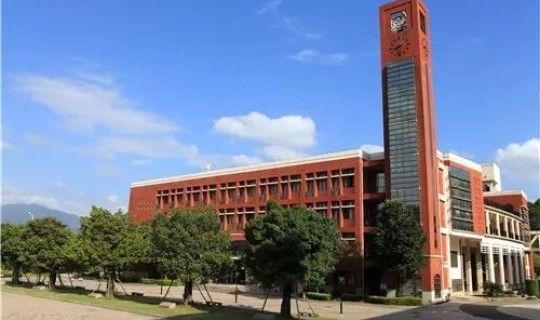 长沙一中学老师(长沙南雅中学是名校吗)