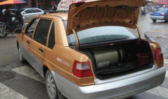 出租车后备箱能装多大的箱子，出租车后备箱尺寸大小