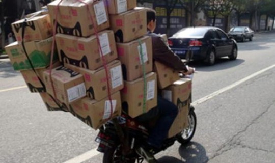 上海快递员车祸，上海快递员工资多少钱一个月