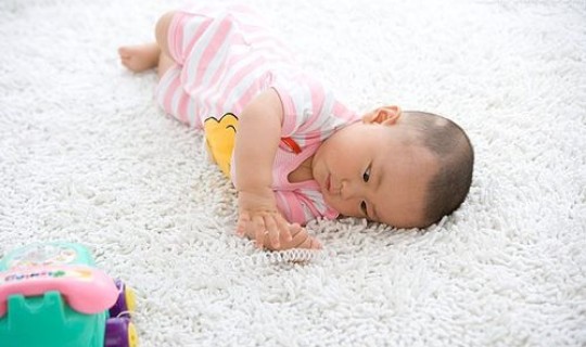 河南四个月大婴儿 婴儿几个月会翻身