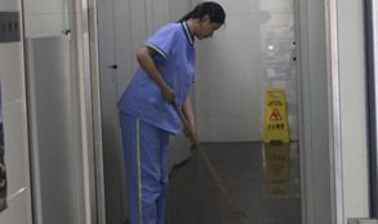 上公厕会传播哪些疾病(女子嫌公厕脏站马桶圈跌伤)