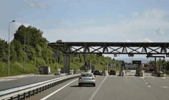 节假日免费上高速下高速不免费？节假日上高速免费,但是已经上来了