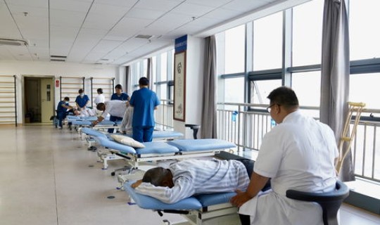 上海收治新冠病人定点医院，上海支持异地就医的医院