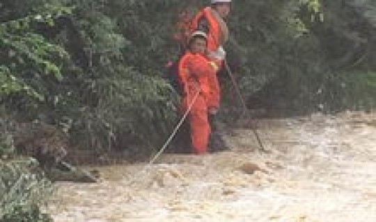 陕西一景区数百游客滞留山顶(游客滞留)