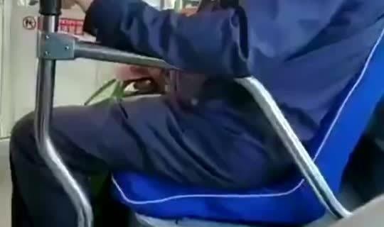 现在公交车要戴口罩吗，公交车能上高速吗