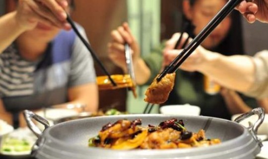 疫情吃不上饭找政府吗？现在有疫情能不能去饭店吃饭