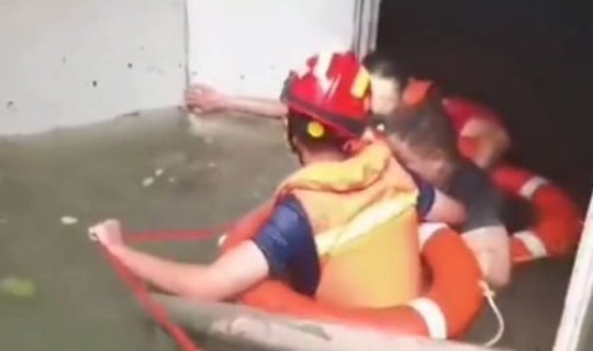 郑州一男子被困?郑州车库男子获救 郑州一男子被困?郑州车库男子获救