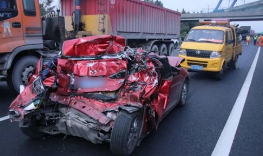 温州大巴车车祸事件，大巴车内部图片真实