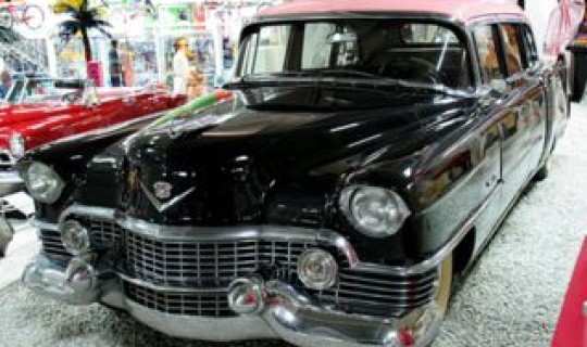 我国第一辆汽车品牌是( )(第一个进入中国的汽车品牌)