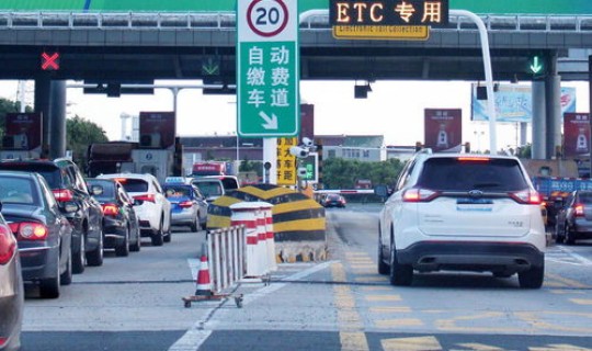 节假日高速哪些车免费(假日高速免费车型)