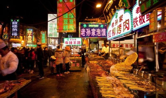 西安回民街是否封闭，西安回民街几点关门