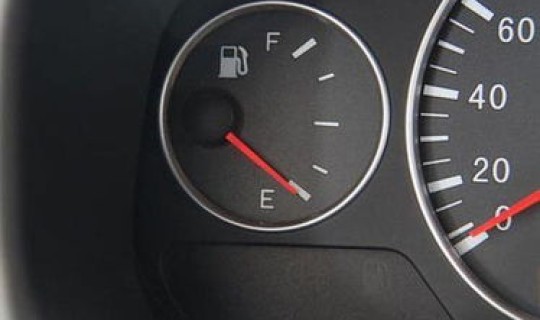 宝马油表显示不正常 宝马车油表指针不动怎么回事