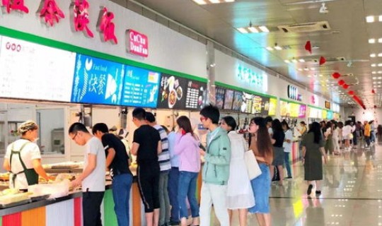 辽宁大连某高校外卖，大连一高校内的商家扔学生外卖