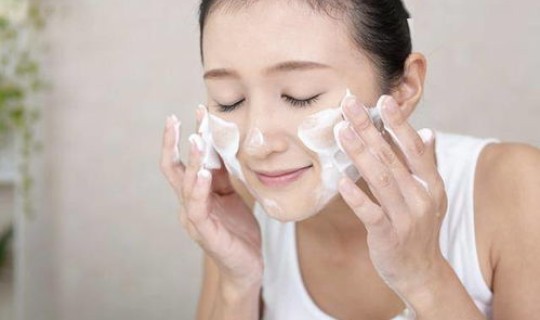 美容院会传染吗(美容院洗脸会不会感染艾滋病)