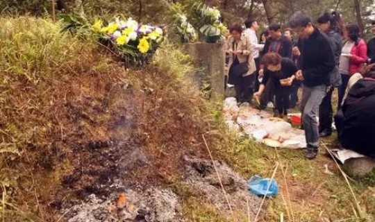 清明节几时封坟啊？春节期间上坟时间