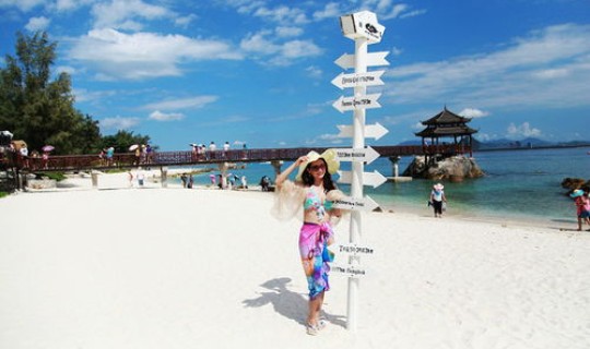 一家人去三亚旅游要多少钱(目前在三亚住一晚究竟要多少钱)