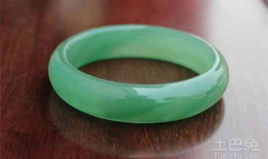 新疆天山冰川手镯(天山冰翠手镯价格一般都是多少钱)