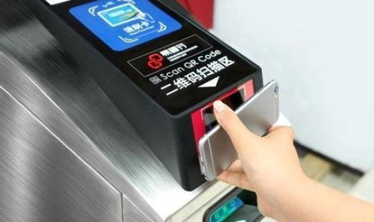 乘地铁和公交的二维码在哪里刷，支付宝坐地铁怎么弄二维码