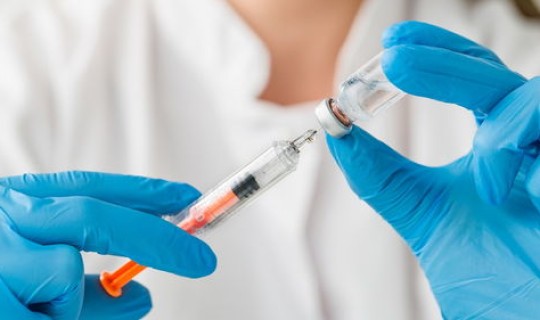 新冠病毒会与人长期共存，新冠病毒在空气中多久失去传染性