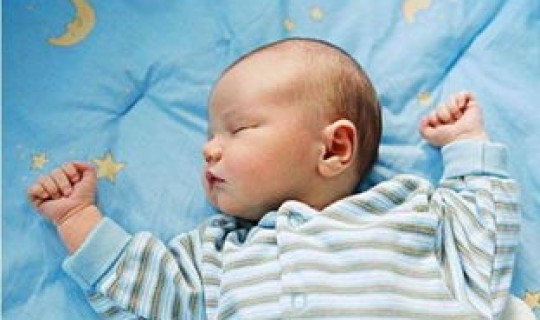 新冠被感染的小孩能治疗好吗(新冠传染给孩子的几率大不大)