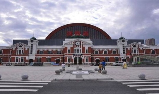 平房火车站有几趟火车 哈尔滨平房火车站与哈站属于同一机务段吗