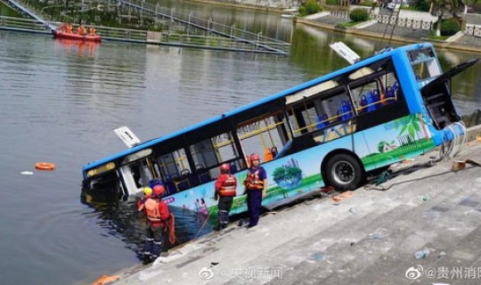 温州公交车坠河事故，公交车坠河事故原因