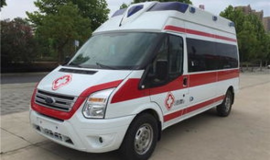 青岛救护车收费一般多少钱一天，青岛一救护车发生交通事故
