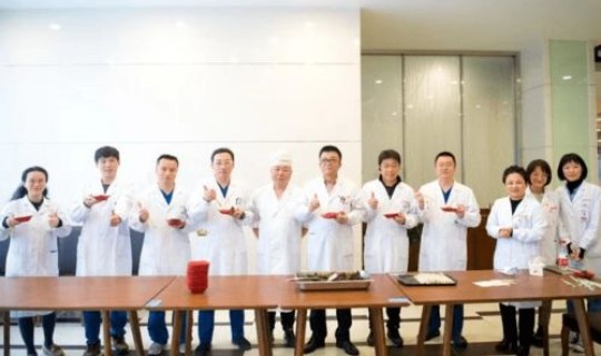 上海首批援鄂医疗队有多少名医护人员抵达武汉	，欢迎援鄂医疗队平安回家