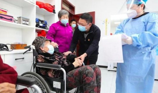 又一医院180人感染新冠病毒，万一不小心接触了被污染的冷链食品