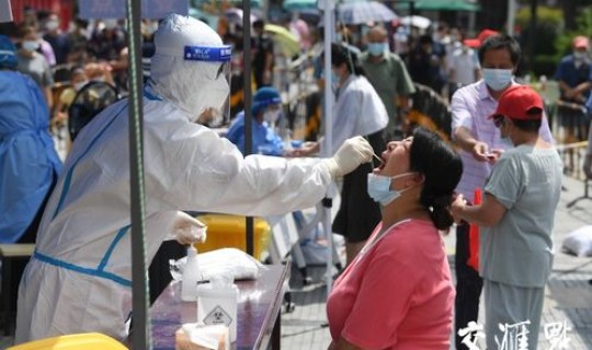 扬州核酸检测工作人员感染，扬州一社区医院工作者在核酸检测现场被感染是怎么回事